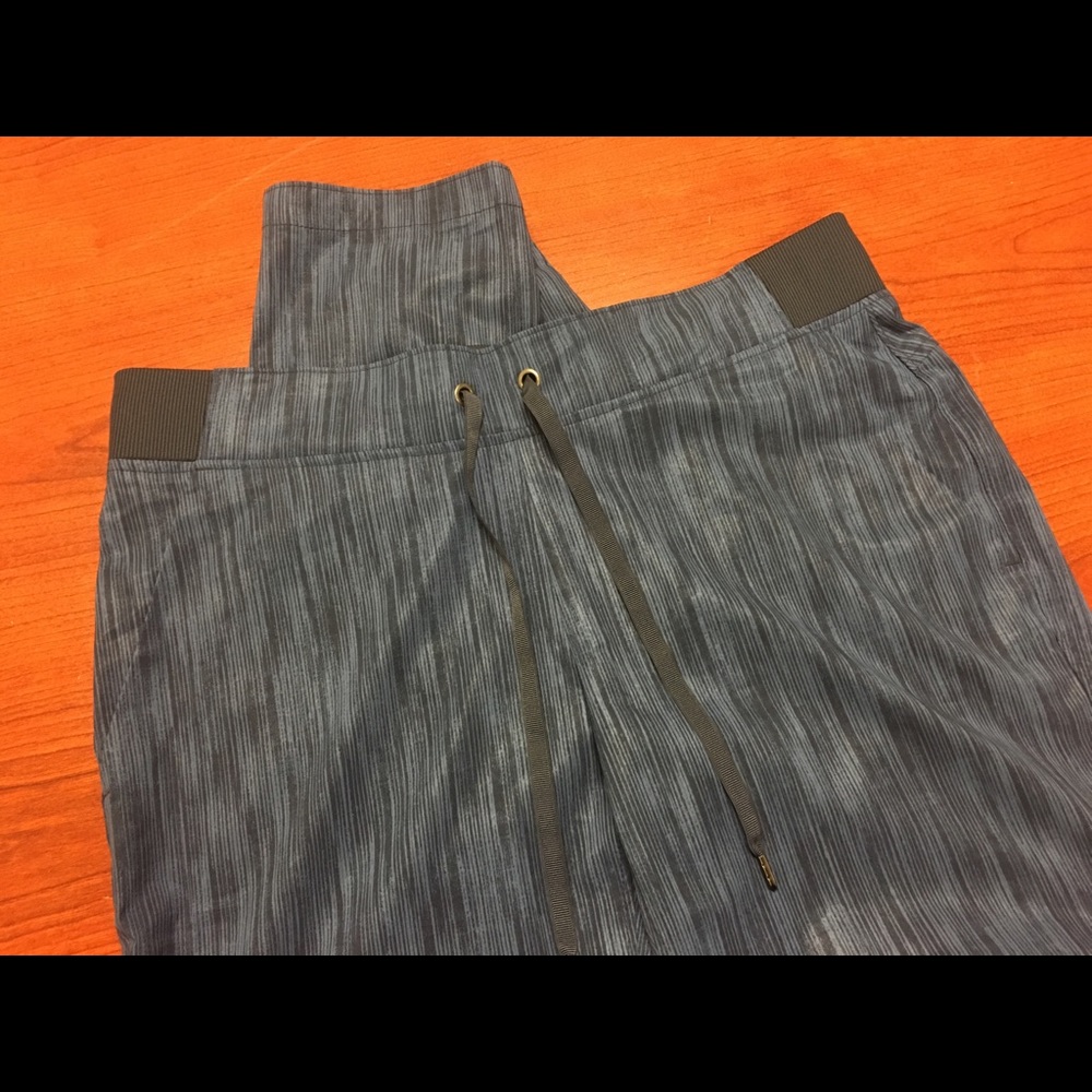Athleta NWOT blue/navy cropped joggers
